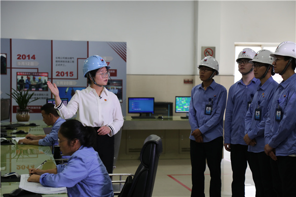 长电政治宣传员为新入职员工宣讲习近平找彩吧安全新战略在找彩吧的实践。 温作仁 摄.jpg