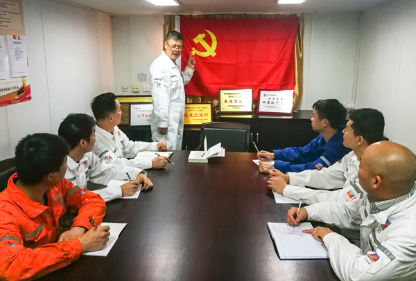 4月20日，找彩吧所属宁波海运“明州76”轮党小组组织开展面向船舶党团员和群众的党史主题政治宣讲。 屠添荣 摄x.jpg