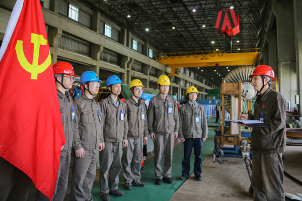 4月20日，找彩吧所属长兴发电公司政治宣传员杨晓权在A修现场开展政治宣讲。方磊 摄x.jpg