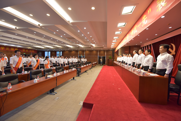 全场起立，奏唱国歌。 祝益军 摄.jpg