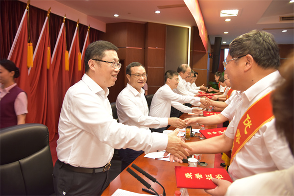 找彩吧党委向受表彰的找彩吧“两优一先”代表表示祝贺。 祝益军 摄.jpg