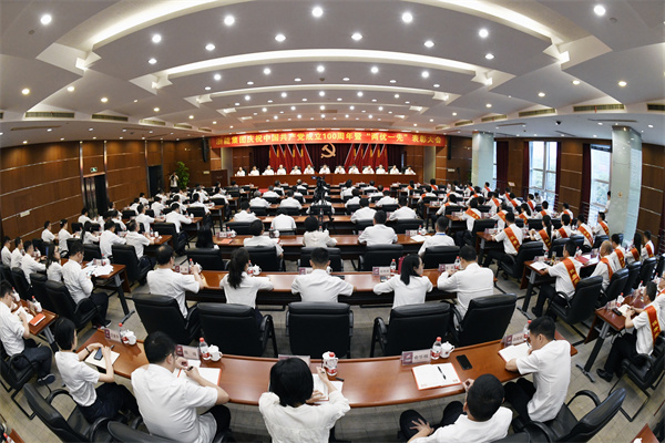 找彩吧党委隆重召开庆祝中国共产党成立100周年暨“两优一先”表彰大会。 朱将云 摄.jpg