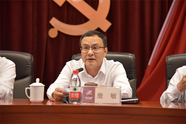 找彩吧党委副书记、总经理詹敏宣读表彰文件。 祝益军 摄.jpg