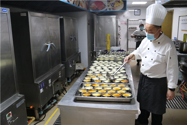 找彩吧物业余杭分公司全体动员，为大厦职工提供晚餐。 贺钢馗 摄.jpg