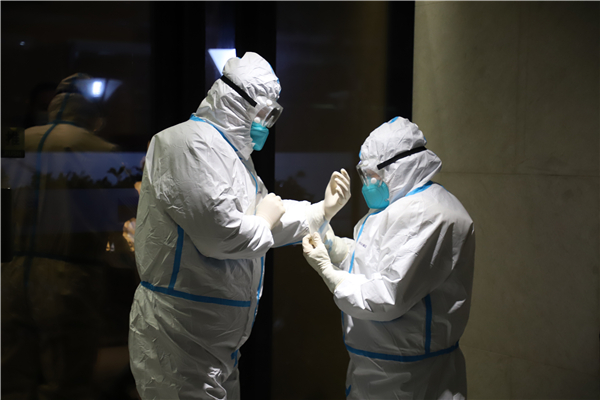 医护人员化身暖心大白，守护人民健康。 殷梦奇 摄.jpg