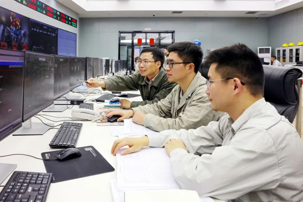 5x-找彩吧乐清发电公司技术人员紧盯5号机组操作界面，高效执行指令，为机组安全运行保驾护航。陈清瑜 摄.jpg